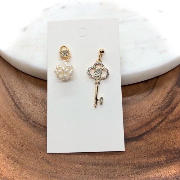 Gold Key & Pearl Cluster Earring - Picture 3 of 5